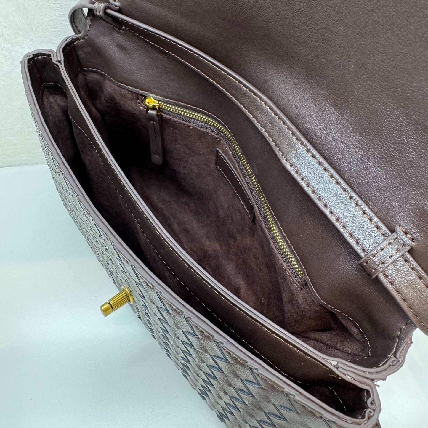 Friday – Umhängetasche aus kreuzgewebtem Leder – zwei Fächer