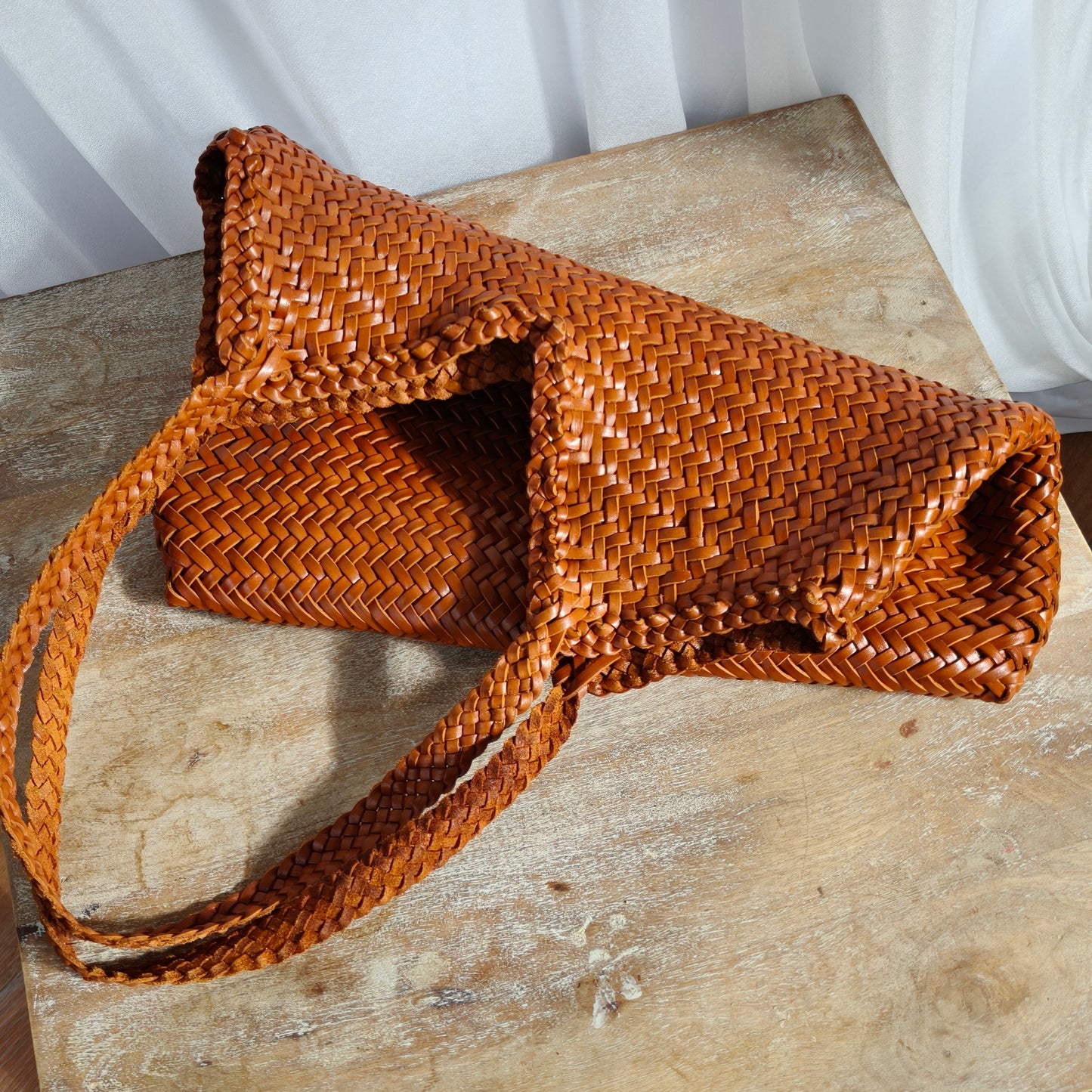 Iris - Die große V TOP LAYER Tasche aus gewebtem Rindsleder