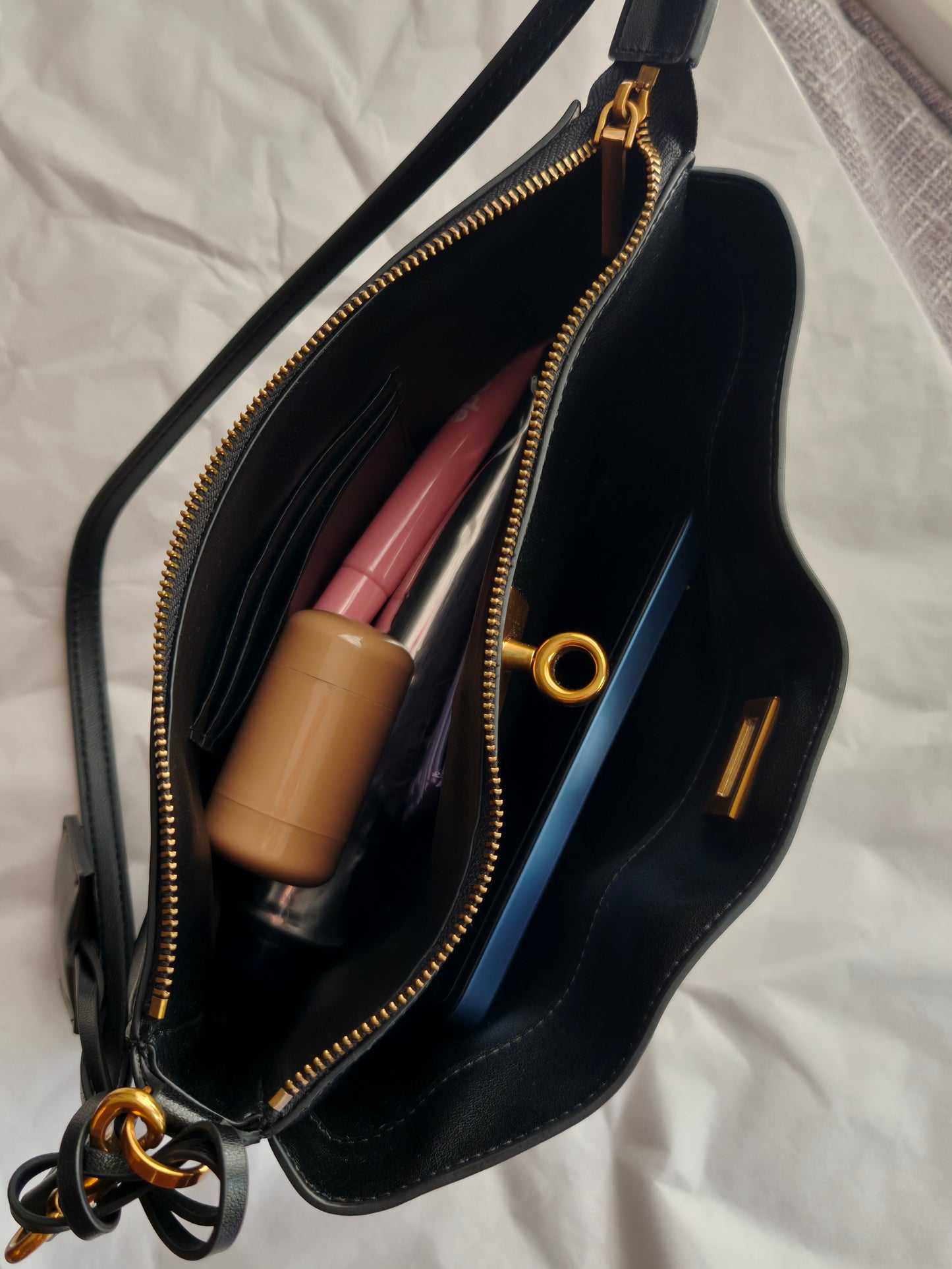 Locklyn – Leather Shoulder Bag with Turn-Lock Front Pocket