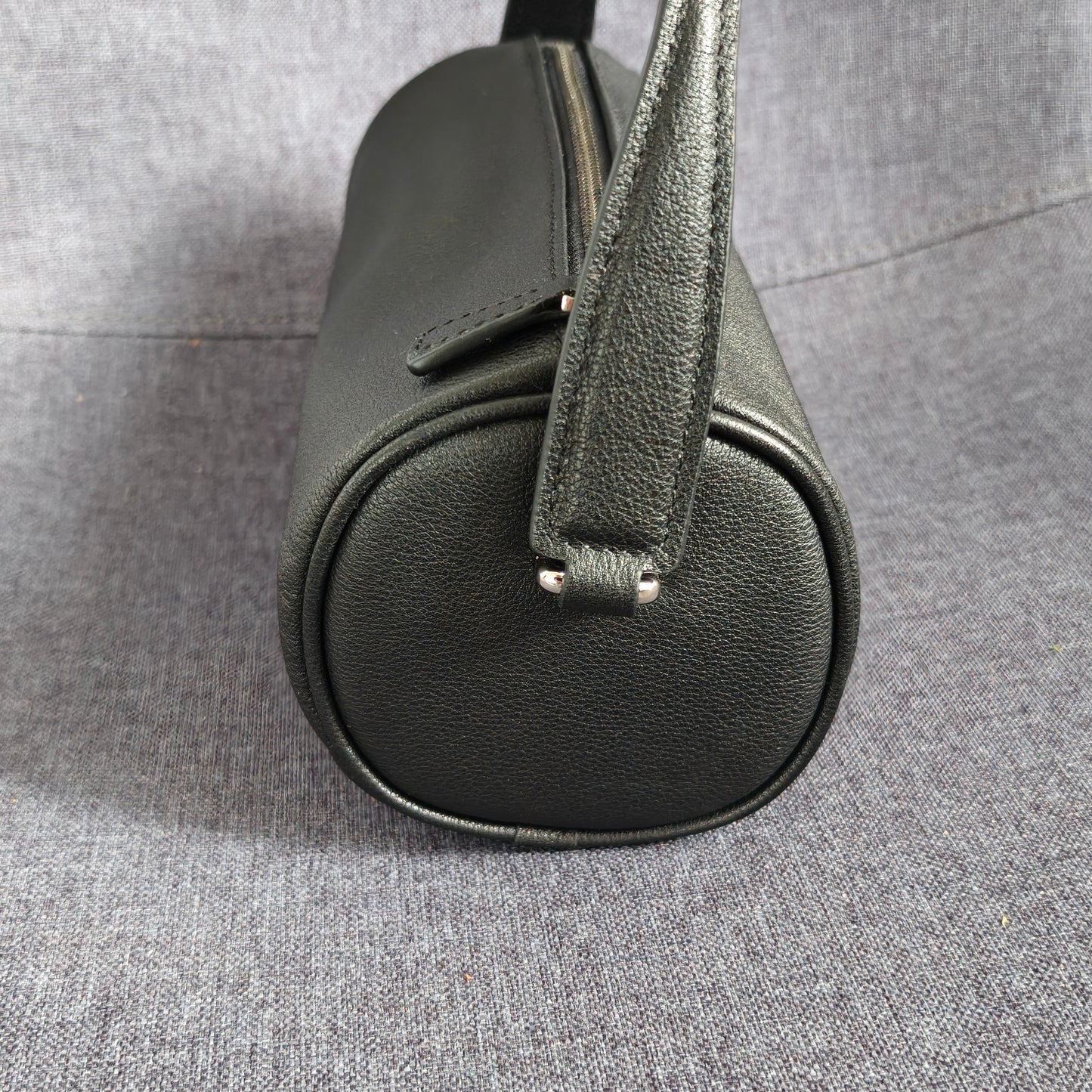 Lana - Minimalistische Zylindertasche aus echtem Leder