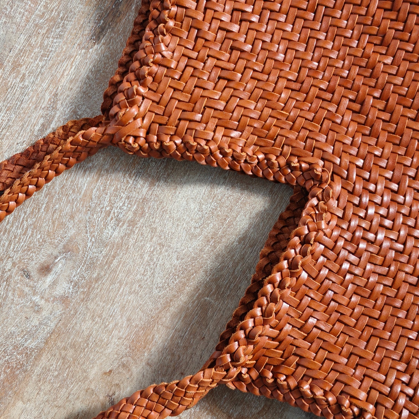 Iris - Die große V TOP LAYER Tasche aus gewebtem Rindsleder