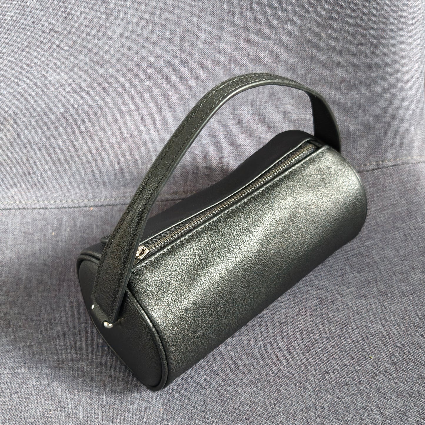 Lana - Minimalistische Zylindertasche aus echtem Leder