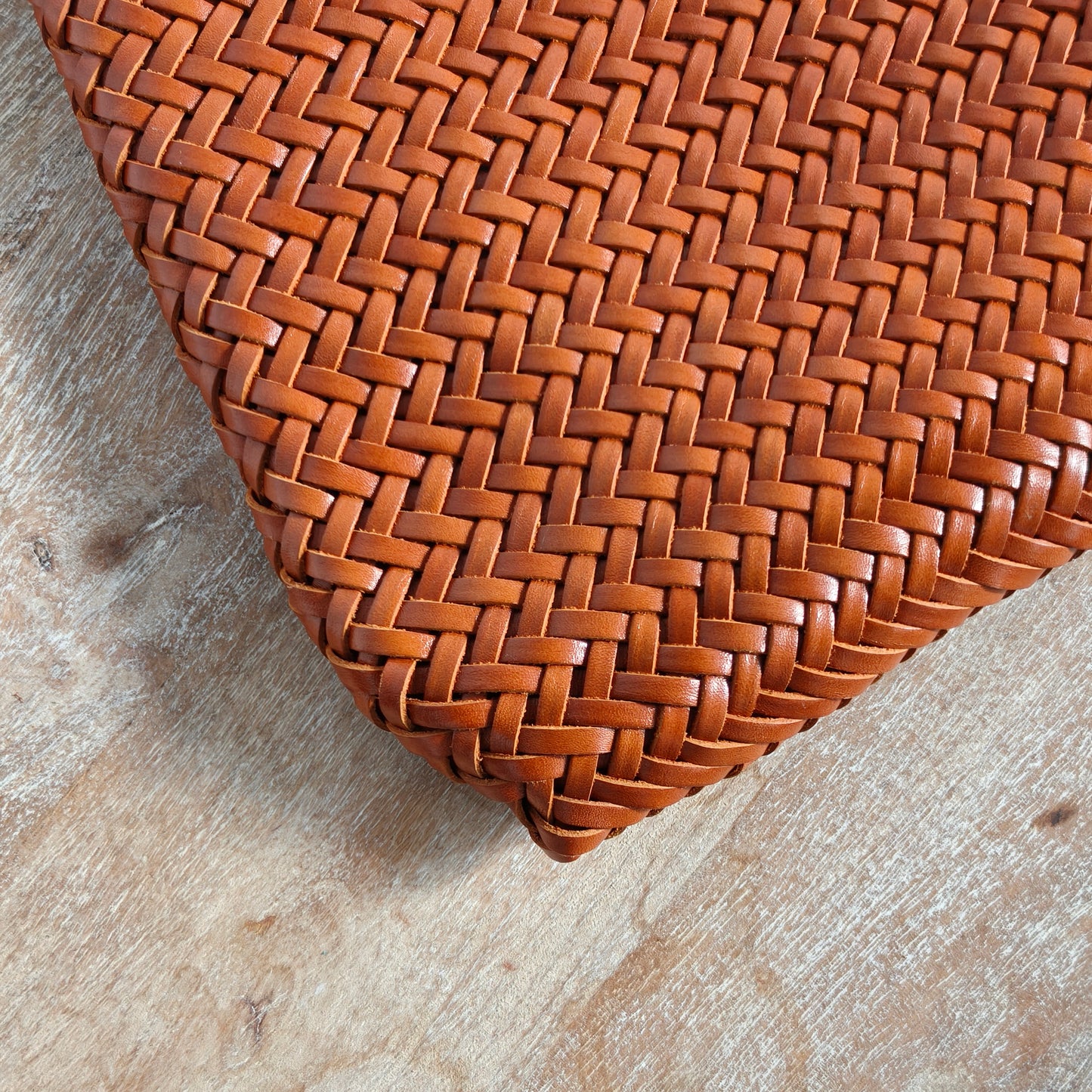 Iris - Die große V TOP LAYER Tasche aus gewebtem Rindsleder