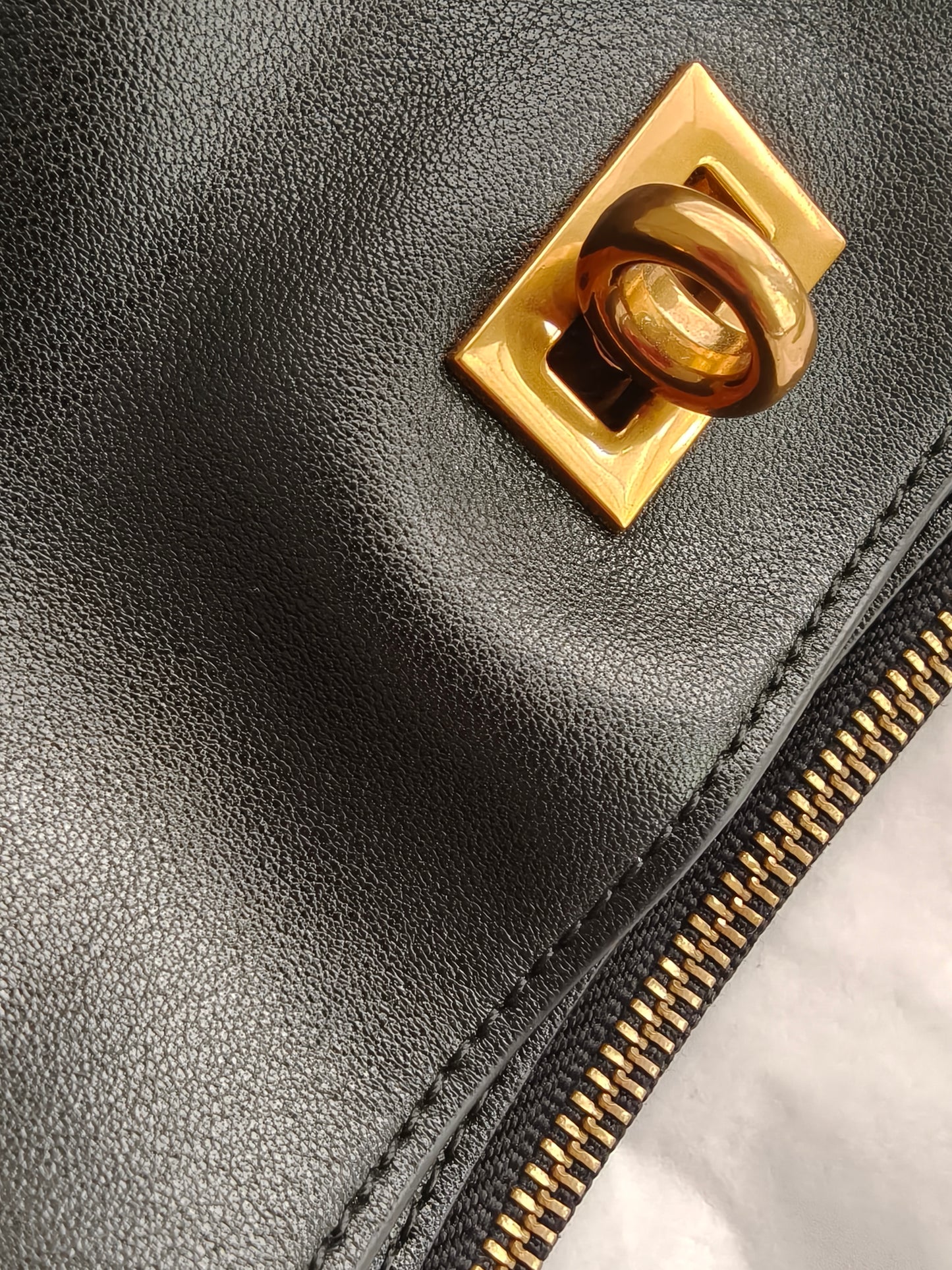 Locklyn – Leather Shoulder Bag with Turn-Lock Front Pocket