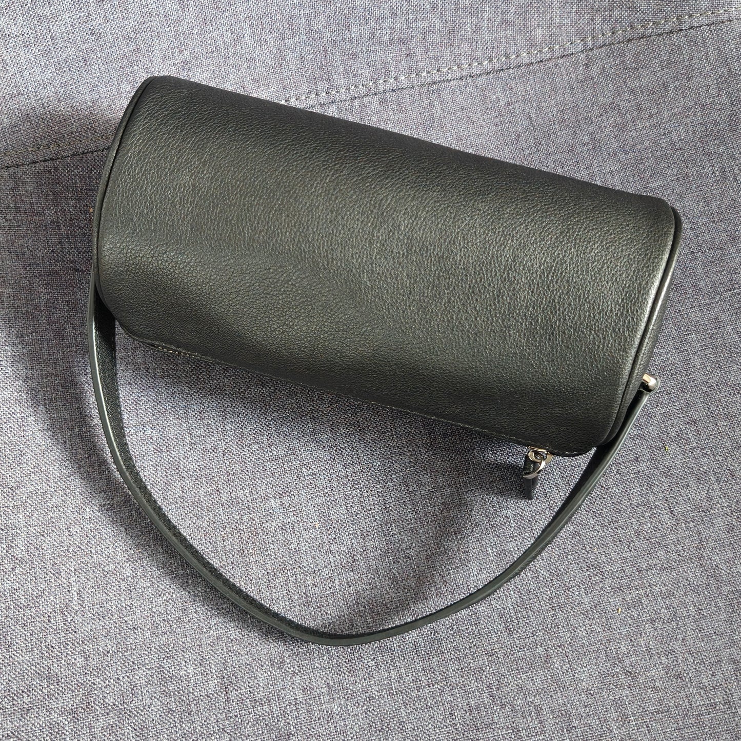 Lana - Minimalistische Zylindertasche aus echtem Leder