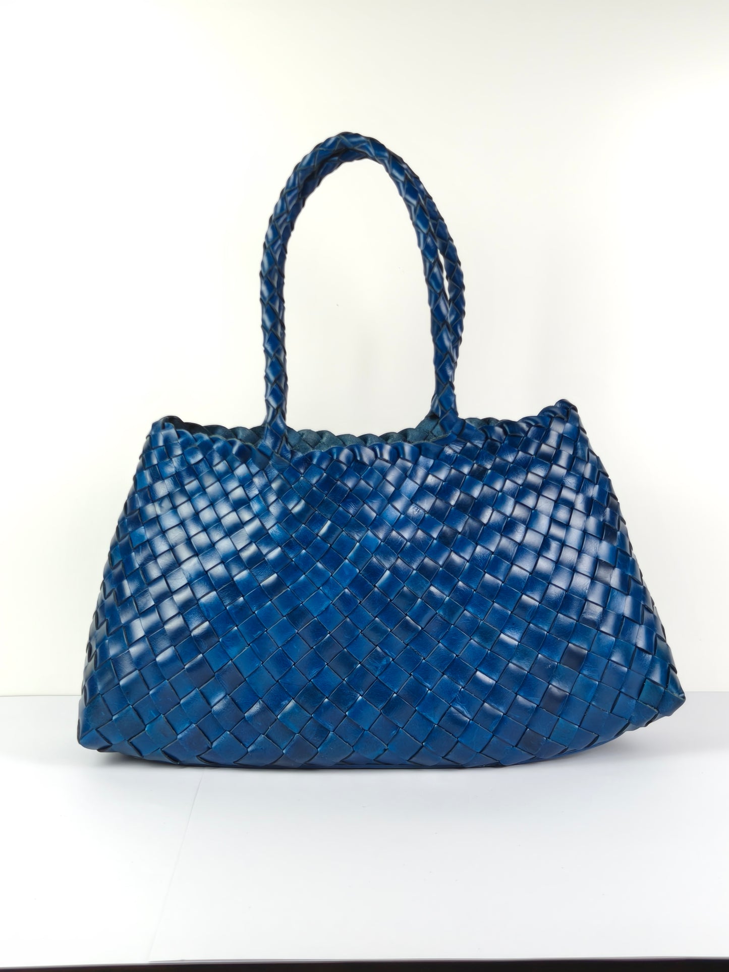 Leah - (GROSSE LANGE GRIFFE) Gewebte Tragetasche aus Leder