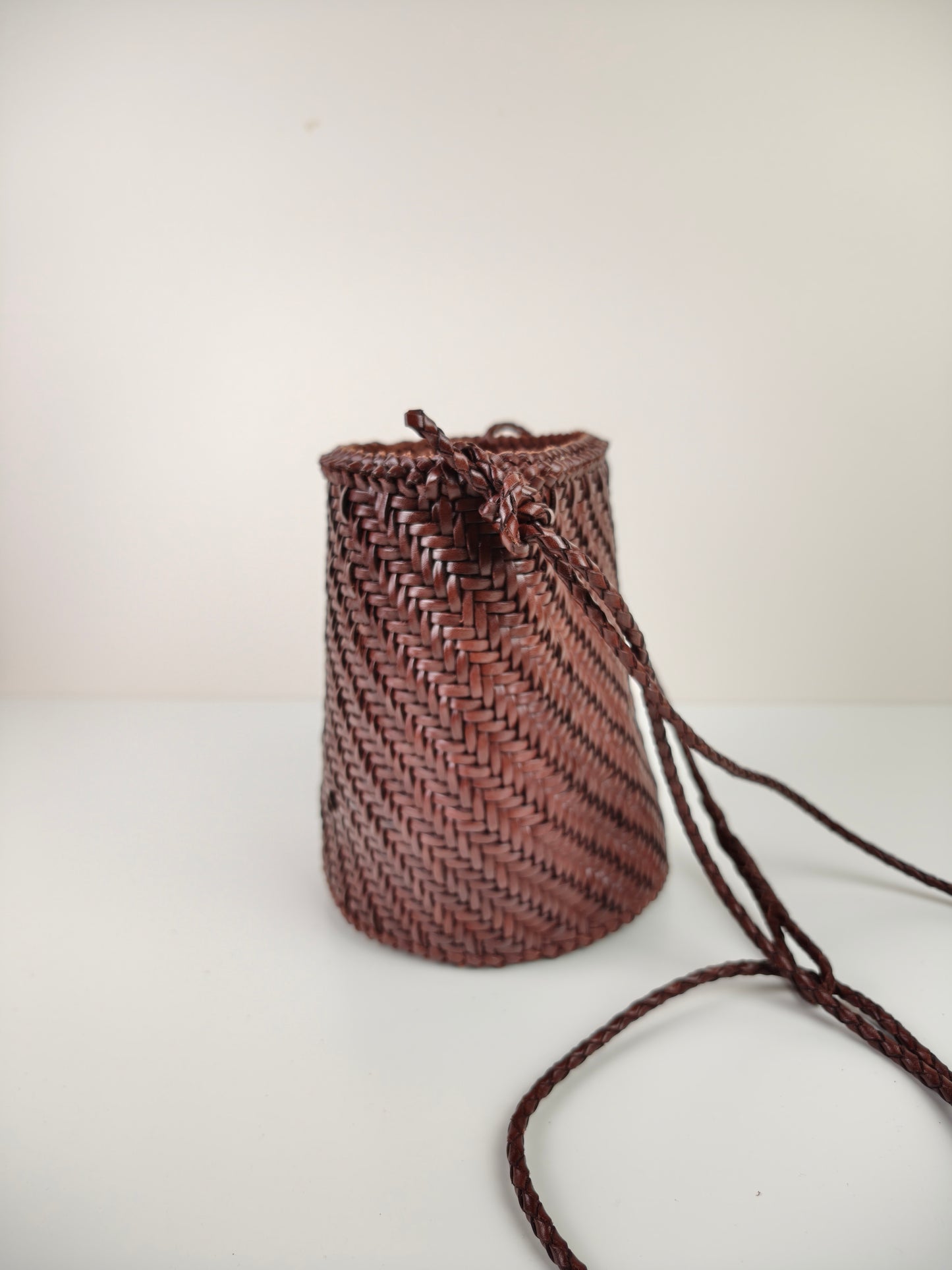 Serena - Handgemachte Umhängetasche aus gewebtem Rindsleder im Retro-Stil