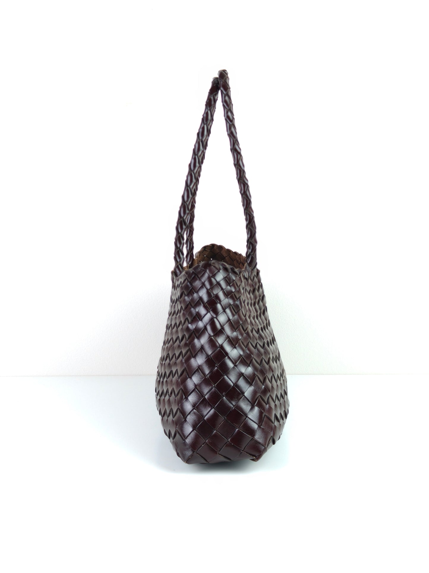 Leah - (GROSSE LANGE GRIFFE) Gewebte Tragetasche aus Leder