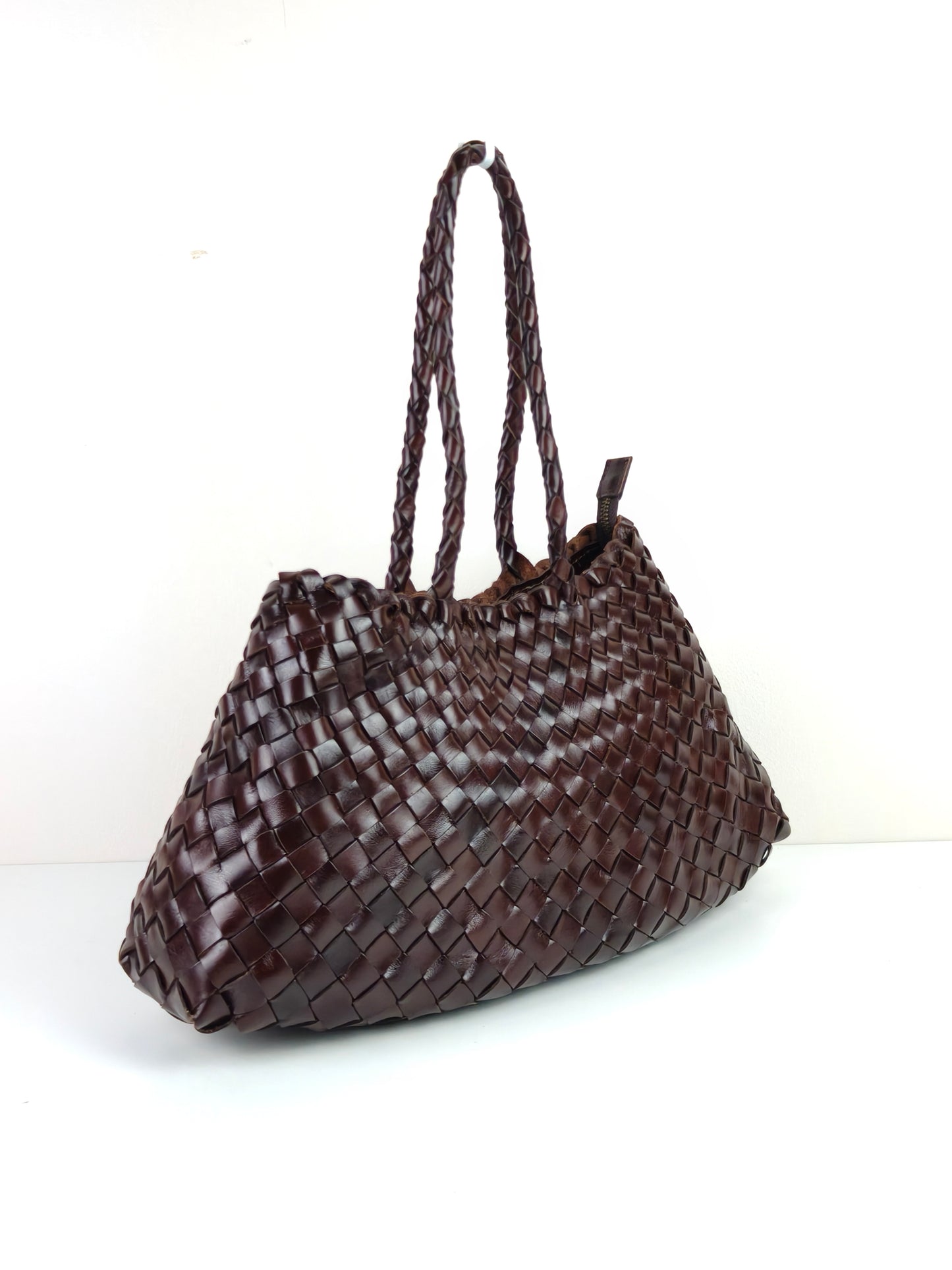 Leah - (GROSSE LANGE GRIFFE) Gewebte Tragetasche aus Leder