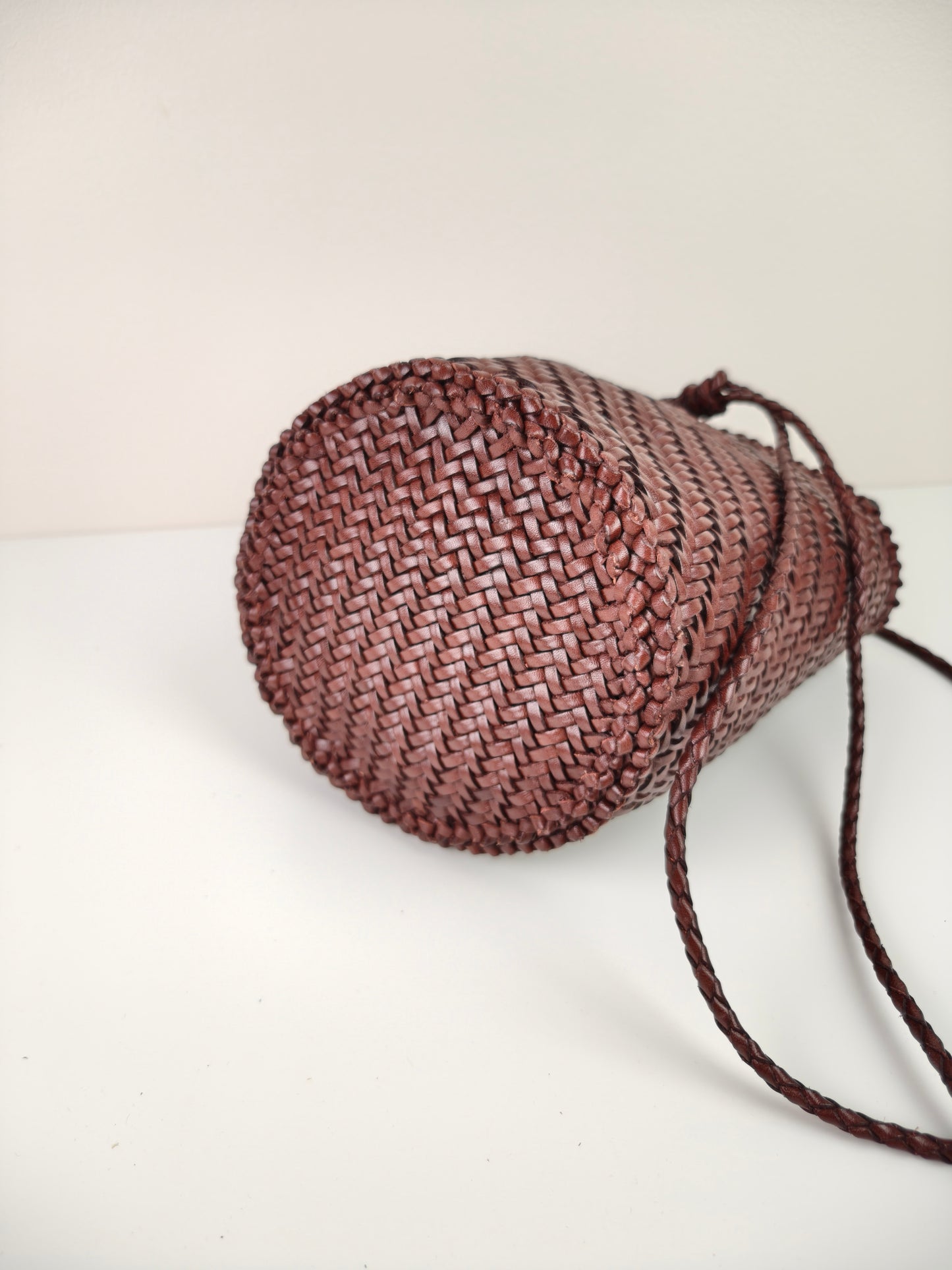 Serena - Handgemachte Umhängetasche aus gewebtem Rindsleder im Retro-Stil