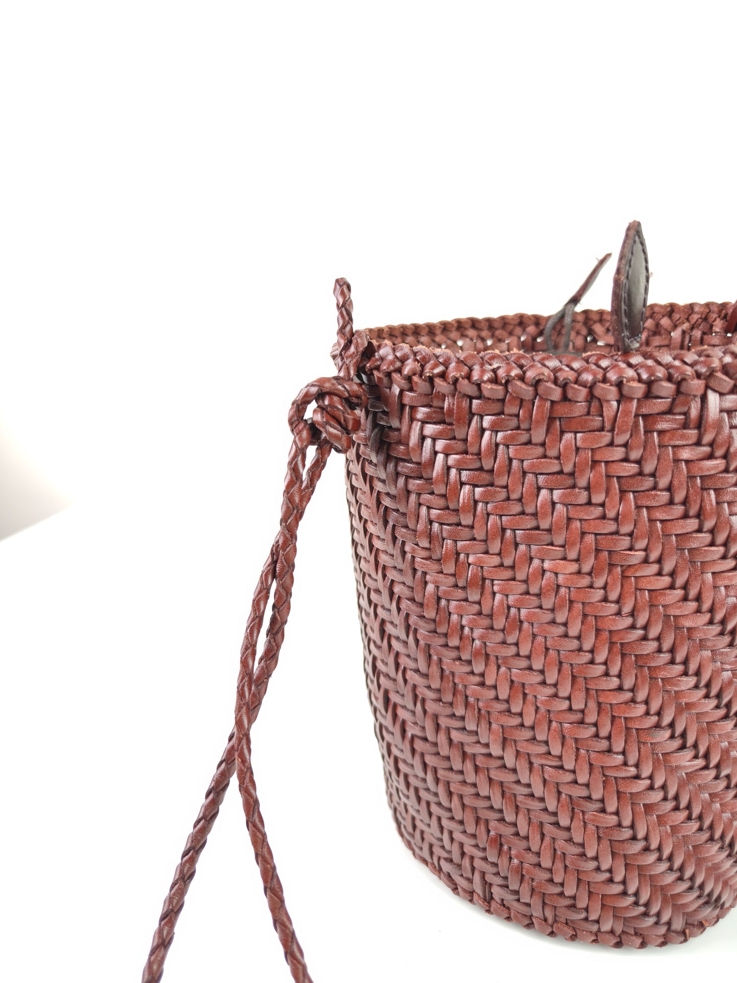 Serena - Handgemachte Umhängetasche aus gewebtem Rindsleder im Retro-Stil