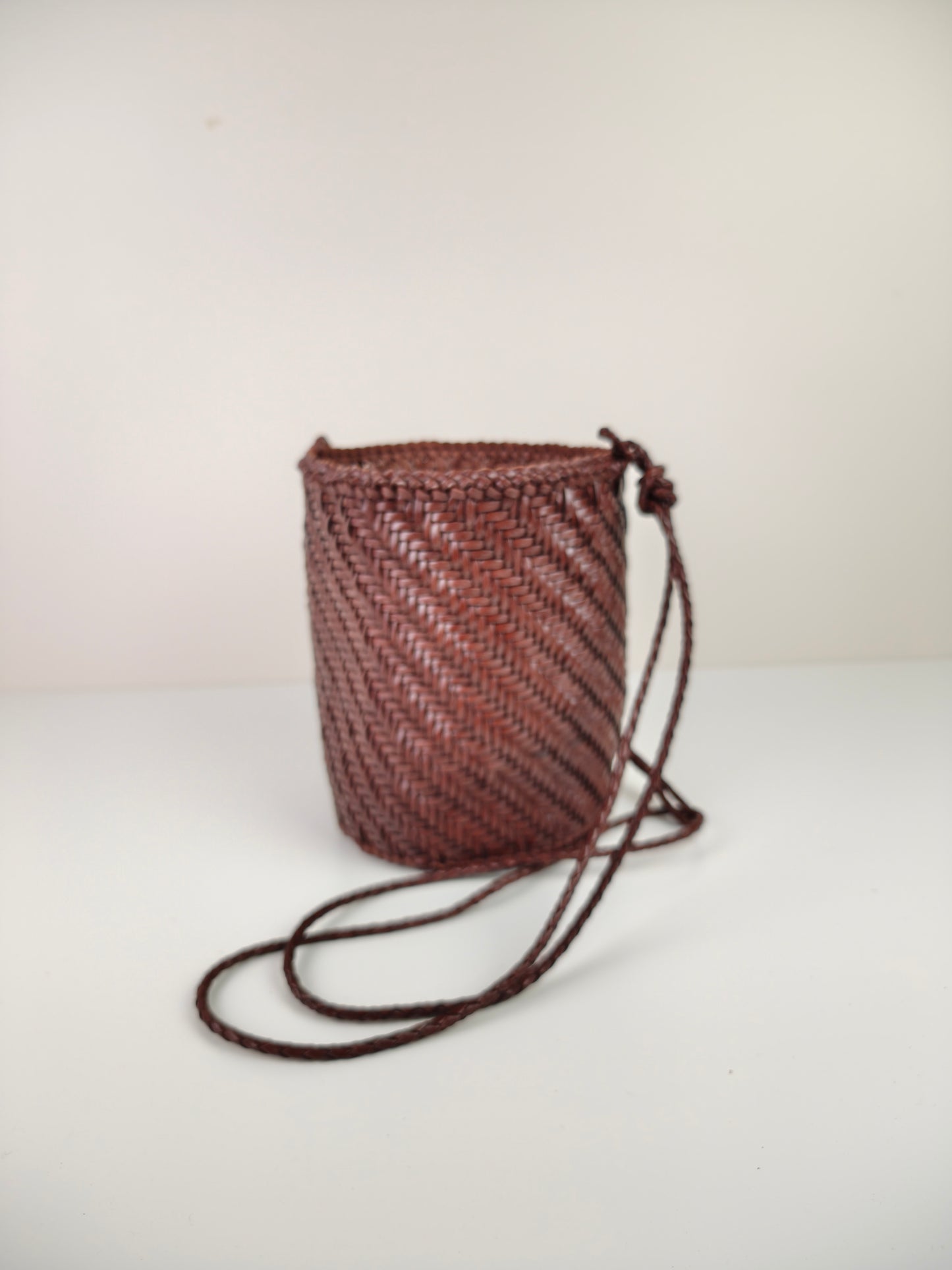 Serena - Handgemachte Umhängetasche aus gewebtem Rindsleder im Retro-Stil