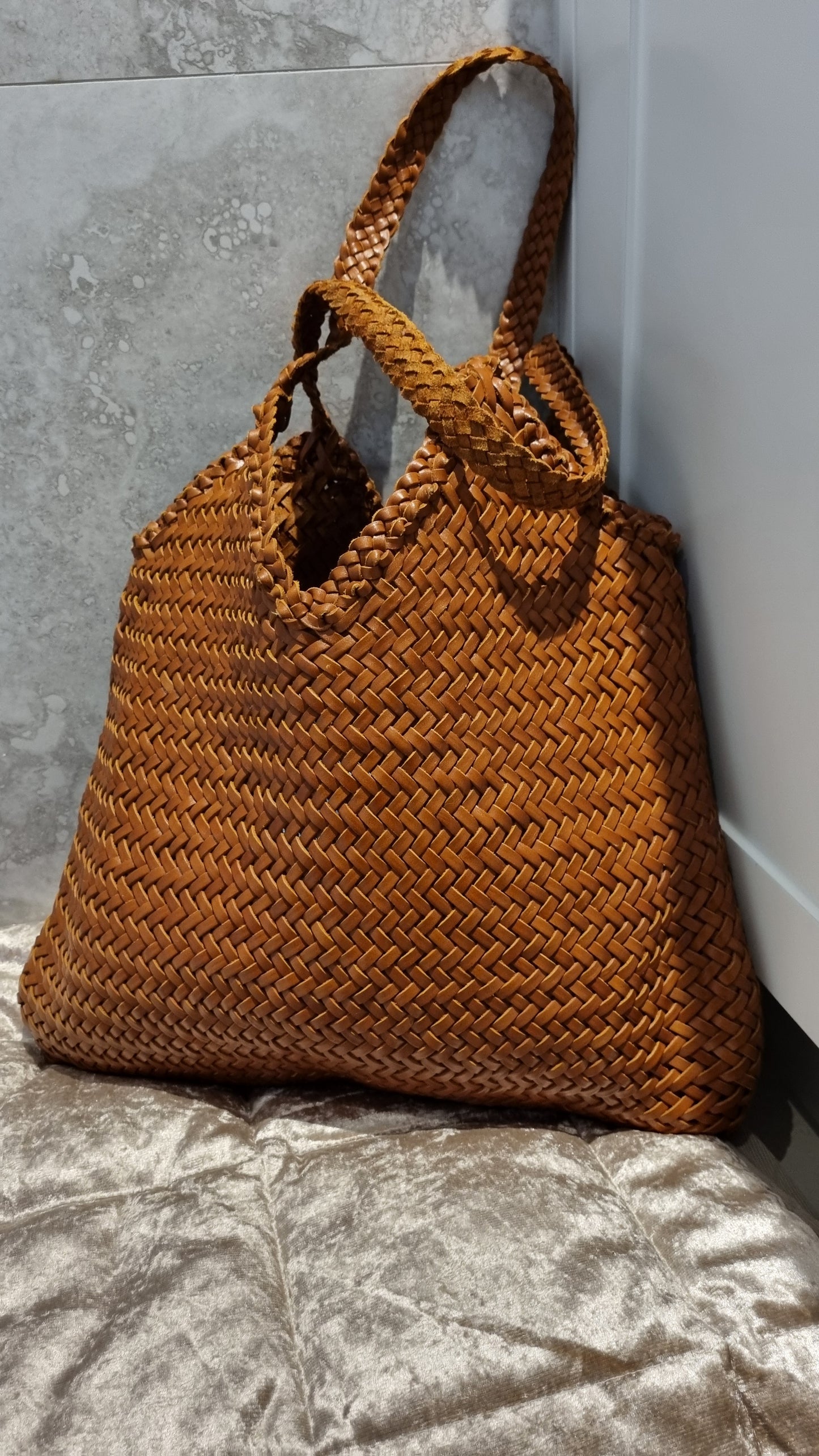 Iris - The big V TOP LAYER cowhide leather woven bag