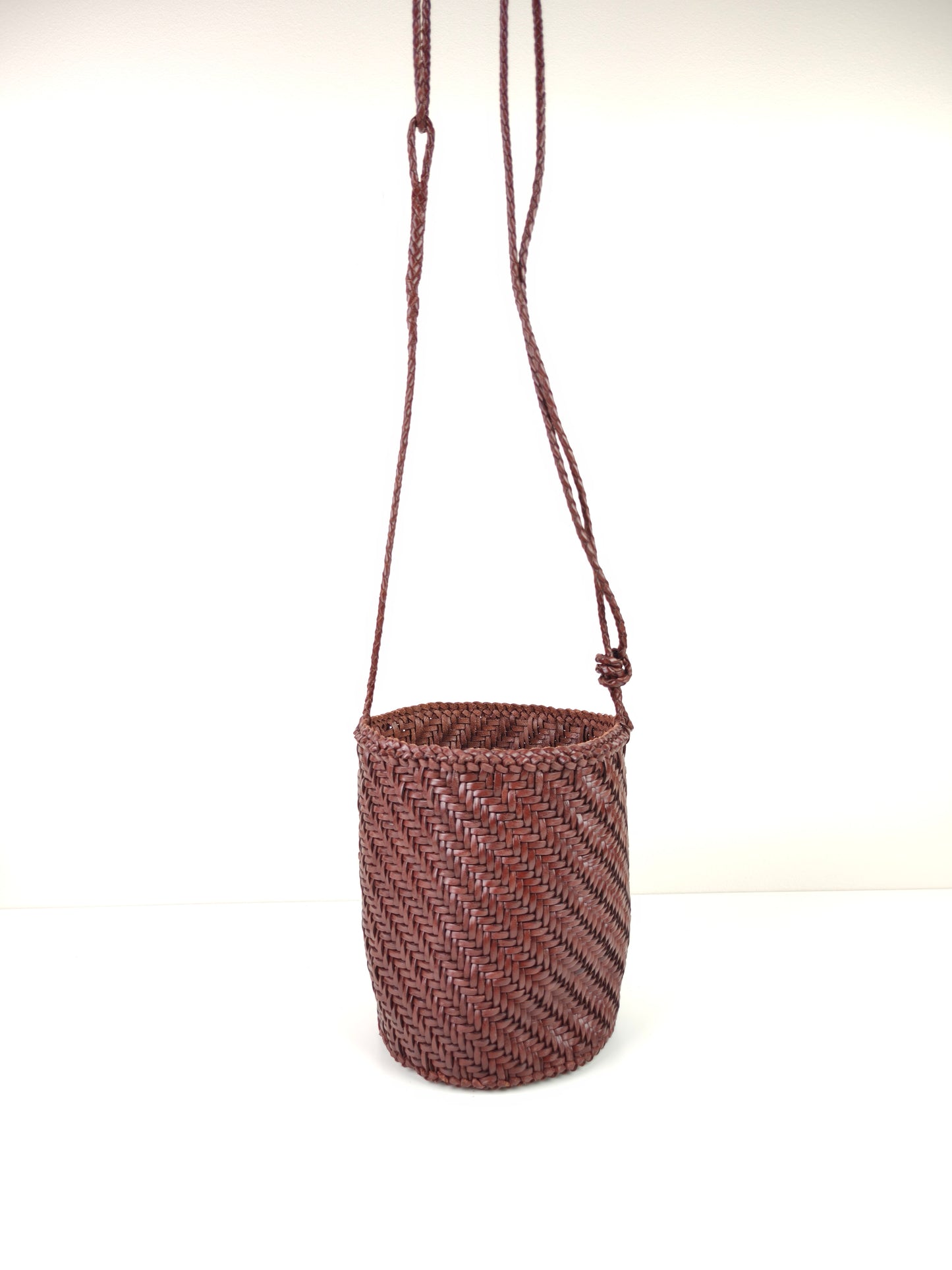 Serena - Handgemachte Umhängetasche aus gewebtem Rindsleder im Retro-Stil