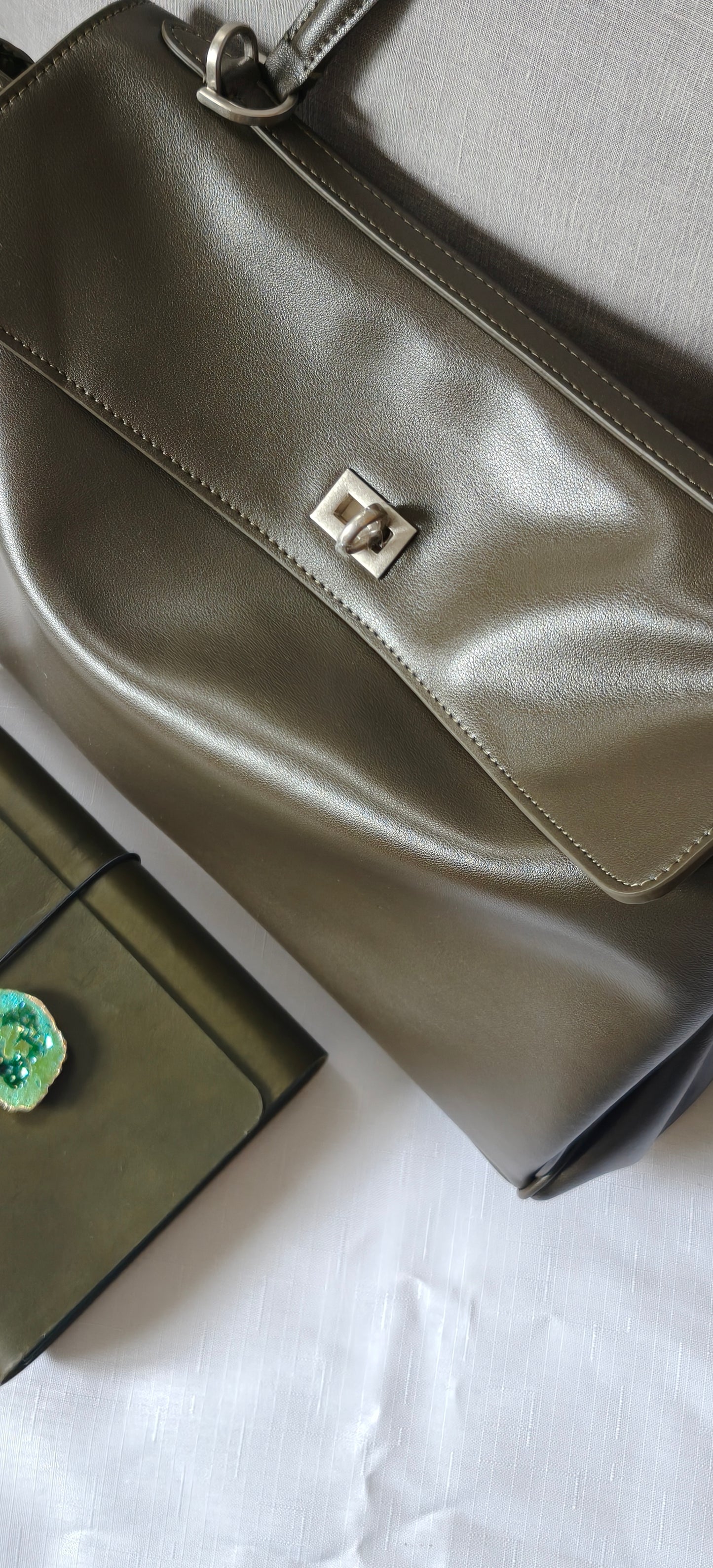 Harper – Große Umhängetasche aus Leder mit Schlossverschluss – Lässige Pendler-Tragetasche