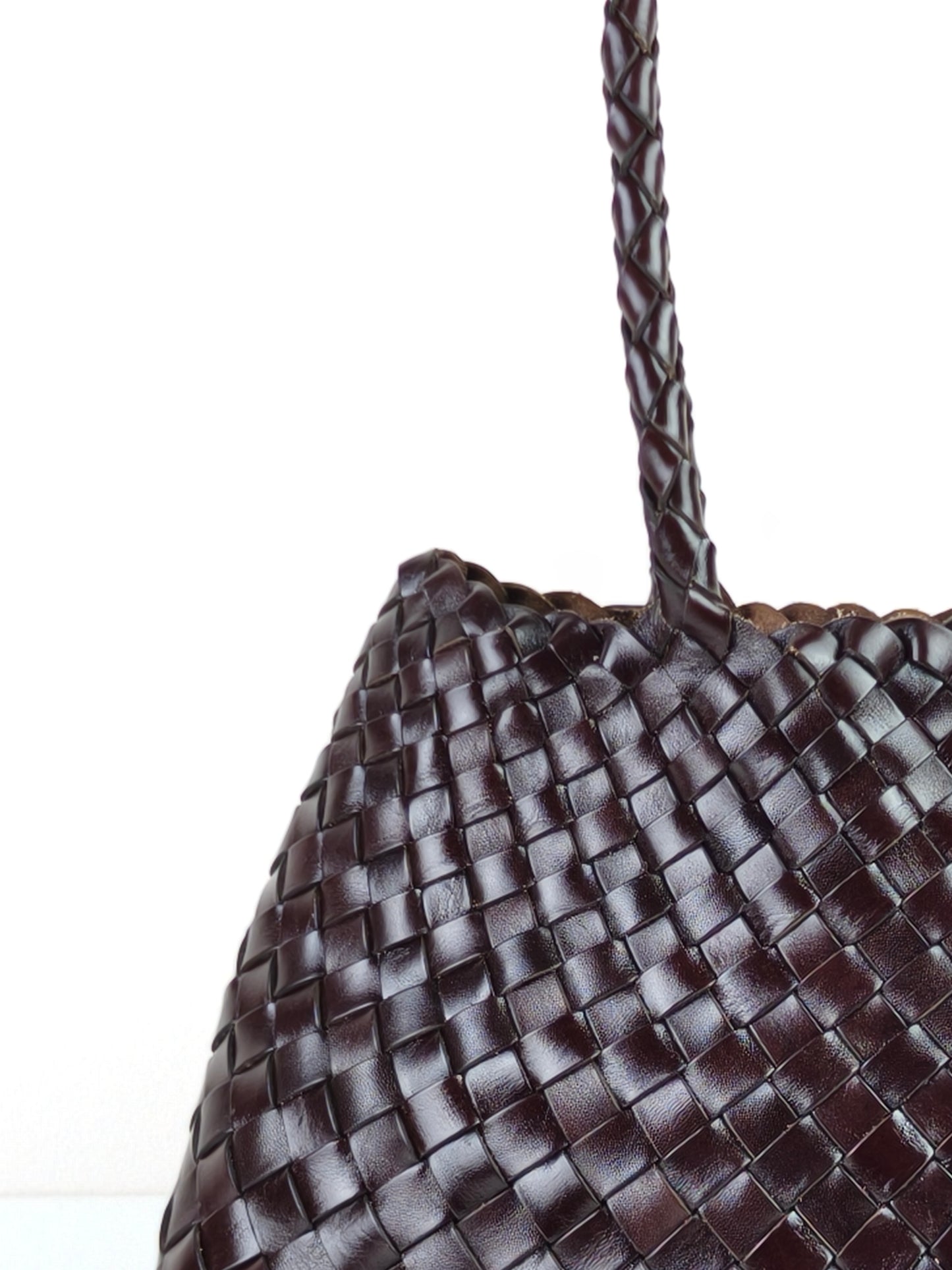 Leah - (GROSSE LANGE GRIFFE) Gewebte Tragetasche aus Leder